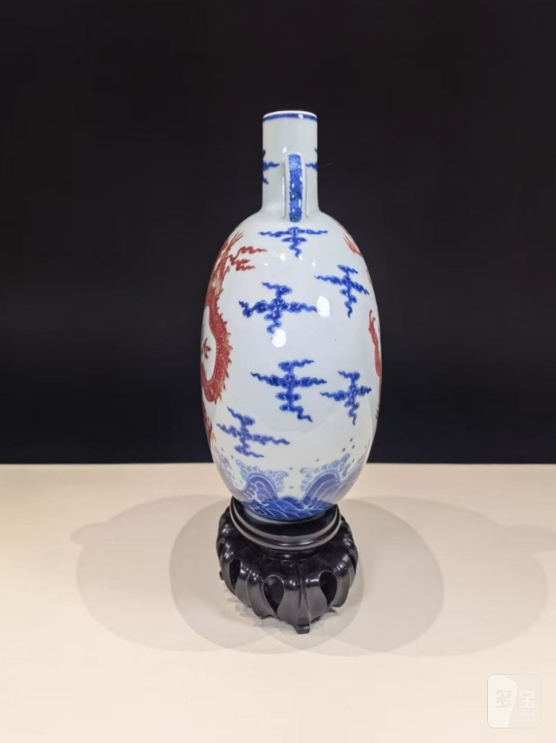 清乾隆 青花釉里红龙纹抱月瓶 - 图8